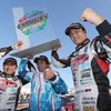 チャンピオンを獲得した谷口信輝選手（右）、片山右京監督（中央）、片岡龍也選手