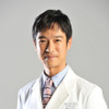 白衣に身を包んだ、堺雅人（日野倫太郎役）／ドラマ「Dr.倫太郎」