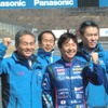 左から辰己総監督、後列のひとりを挟んで佐々木孝太ドライバー、小澤監督。