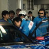 佐々木がコクピットに乗り込む。右（サングラスの人）は小澤STI監督。