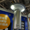 「LED街路灯・公園灯」は周囲をまんべんなく照らせる配光パターン。写真は蓄電池点灯時の様子。