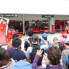 2014F1日本GP（木）ファンイベント：フェラーリピット前に集まるファン