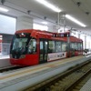 万葉線は3月14日にダイヤ改正を実施。早朝の一部の電車で運行時刻を変更する。写真は高岡駅停留場を発車する万葉線の電車。