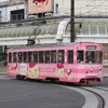 万葉線は3月14日にダイヤ改正を実施。早朝の一部の電車で運行時刻を変更する。写真は高岡駅停留場に向かう万葉線の電車。