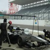 ピットストップの練習を行なう陣営もあった。