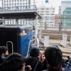 札幌駅4番ホームの苗穂寄り先頭部に殺到するファンたち。