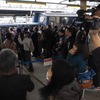 大勢の報道陣と鉄道マニアの視線を浴びて大阪へ向けて出発。