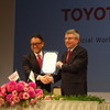 トヨタ自動車の豊田章男社長（左）とIOCのトーマス・バッハ会長（右）
