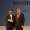 トヨタ自動車の豊田章男社長（左）とIOCのトーマス・バッハ会長（右）