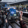 多くのファンに出迎えられて札幌駅4番線ホームに入線する上野行き上り『北斗星』。