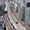 上野東京ラインは上野～東京間に増設した線路を使用。神田駅の前後では東北新幹線の線路の上を走る（写真は2014年撮影の試運転列車）。