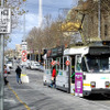 サーキットを囲むように路面電車（トラム、Yarra Trams）が走っていて、どの停留所から乗っても中心街（フリンダースストリート駅周辺）に10分ほどでアクセスできる