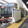 六甲道駅で試行運用されている昇降式ホーム柵。試用結果が良好なことから4月以降も引き続き設置する。