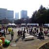 3月20日は国連が定めた「国際幸福デー」。これにあわせ日比谷公園で3月22日、「HAPPY DAY TOKYO 2015」が開催され、東北大震災の風化を防ぐ「311『つながる日』プロジェクト」らが出展。来場者たちに、震災から学んだ「つながること」の大切さを訴えた