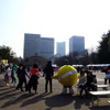 3月20日は国連が定めた「国際幸福デー」。これにあわせ日比谷公園で3月22日、「HAPPY DAY TOKYO 2015」が開催され、東北大震災の風化を防ぐ「311『つながる日』プロジェクト」らが出展。来場者たちに、震災から学んだ「つながること」の大切さを訴えた