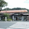 ツアー1日目の4月10日は登録有形文化財に指定されている若桜鉄道の駅舎を訪ねる。写真は若桜駅。