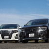 トヨタ アルファード（左）と日産エルグランド（右）