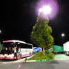 新名神高速道路 土山サービスエリア（滋賀県甲賀市）で休憩するウィラーバス。SAの駐車場などでは、乗務員による安全点検が行なわれ、ホイールナットを叩くカチカチという音が聞こえてくる