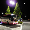 新名神高速道路 土山サービスエリア（滋賀県甲賀市）で休憩するウィラーバス。SAの駐車場などでは、乗務員による安全点検が行なわれ、ホイールナットを叩くカチカチという音が聞こえてくる