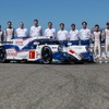 15年仕様に進化したトヨタTS040と、中嶋一貴（右端）らチームメンバー。