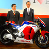 本田技研工業 鈴木哲夫 執行役員（左）とホンダモーターサイクルジャパン 加藤千明 代表取締役社長（東京モーターサイクルショー15）