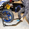アクティブブース 腕の力だけでセットできるメンテナンススタンドを体感（東京モーターサイクルショー15）