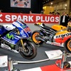 NGK スパークプラグを使用しているホンダ RC213Vとヤマハ YZR-M1（東京モーターサイクルショー15）