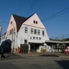 伊賀線の上野市駅。近鉄が施設を保有して伊賀鉄道に有償で貸与しているが、公有民営方式への移行後は伊賀市が施設を保有して伊賀鉄道に無償で貸与する形態になる。