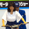 スタンディングスティルに挑戦する大島優子さん（東京モーターサイクルショー15）