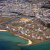 中部国際空港セントレア（名古屋、NGO）と那覇空港（沖縄、OKA）を結ぶジェットスター・ジャパン新路線の運航初日、那覇行きGK381便から見えた風景。沖縄の街並みが見えてきた