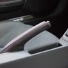ボタン部分への巻き込みにもこだわったサイドブレーキカバー