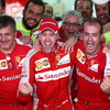 フェラーリスタッフと勝利を喜ぶベッテル
