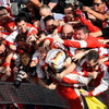 フェラーリスタッフと勝利を喜ぶベッテル