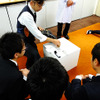 コロンブス「第43回靴みがき入社式」のようす。同社常務取締役の大下正則氏は今回の入社式を終えて「心を空っぽにしてみがくと、心がみがかれる」と総評した