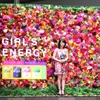 フラワーウォールの前に立っている大島優子