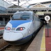 JR西日本とコレイルは鉄道・船舶による往復とフリー切符を組み合わせた新しい旅行商品を発売する。写真はコレイルが運行する韓国高速鉄道（KTX）。
