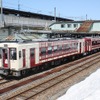 十日町駅に到着した長野発の『おいこっと』。手前（長野方）がキハ110-235、奥（十日町方）がキハ110-236になる。2両ともほぼ同じ改造が施されているが、アイボリーとエンジの配色が一部逆になっている。