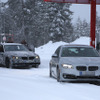 BMW 5シリーズ 次期型（左）スクープ写真