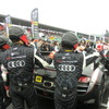 #86 Racing Tech Audi R8のチームスタッフたち。その背には、アウディのマークが誇らしく輝いている。