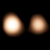 アルマ望遠鏡で観測された冥王星（中央）とその最大の衛星カロン出展：: B. Saxton (NRAO/AUI/NSF)