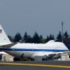 横田基地に駐機中のE-4B。国防長官の滞在中はエンジンを切らず、緊急離陸に備えて待機する。