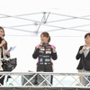 マツダ・ウィメン・イン・モータースポーツ・プロジェクト2015メンバーのお披露目に際しトークショーを行った、レーサーの井原慶子氏（中）とジャーナリストの飯田裕子氏（右）