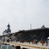 公開された「護衛艦いずも」、イージス艦を縦に2隻停泊させることのできる岸壁をたった1隻で占有してしまうサイズ。