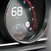車線をハミ出すとメーター内の警告表示と共に、ステアリングを振動させて警告する