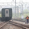 2両はバックして梅小路蒸気機関車館の転車台につながる機回線（左）に入っていく。