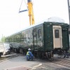 車庫の外に押し出されたスロネフ25 501は京都鉄道博物館の建設敷地に入る。