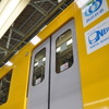 西武鉄道は4月18日から運行を開始する「黄色い6000系電車」のラッピング作業を公開した。車体の黄色だけでなくドアの銀色もラッピングで再現している