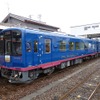 NT300形は2両が製造された。手前（穴水方）が「里山車両」を名乗るNT301、奥（七尾方）が「里海車両」のNT302になる。