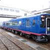 手前（七尾方）がNT302で奥（穴水方）がNT301。NT300形2両編成で運行するほか、一般車両のNT200形と連結して運行することも可能だ。