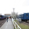 「ゆったりコース」では能登中島駅に10分程度停車。同駅で保存されている郵便車のオユ10形（右）を見学できる。